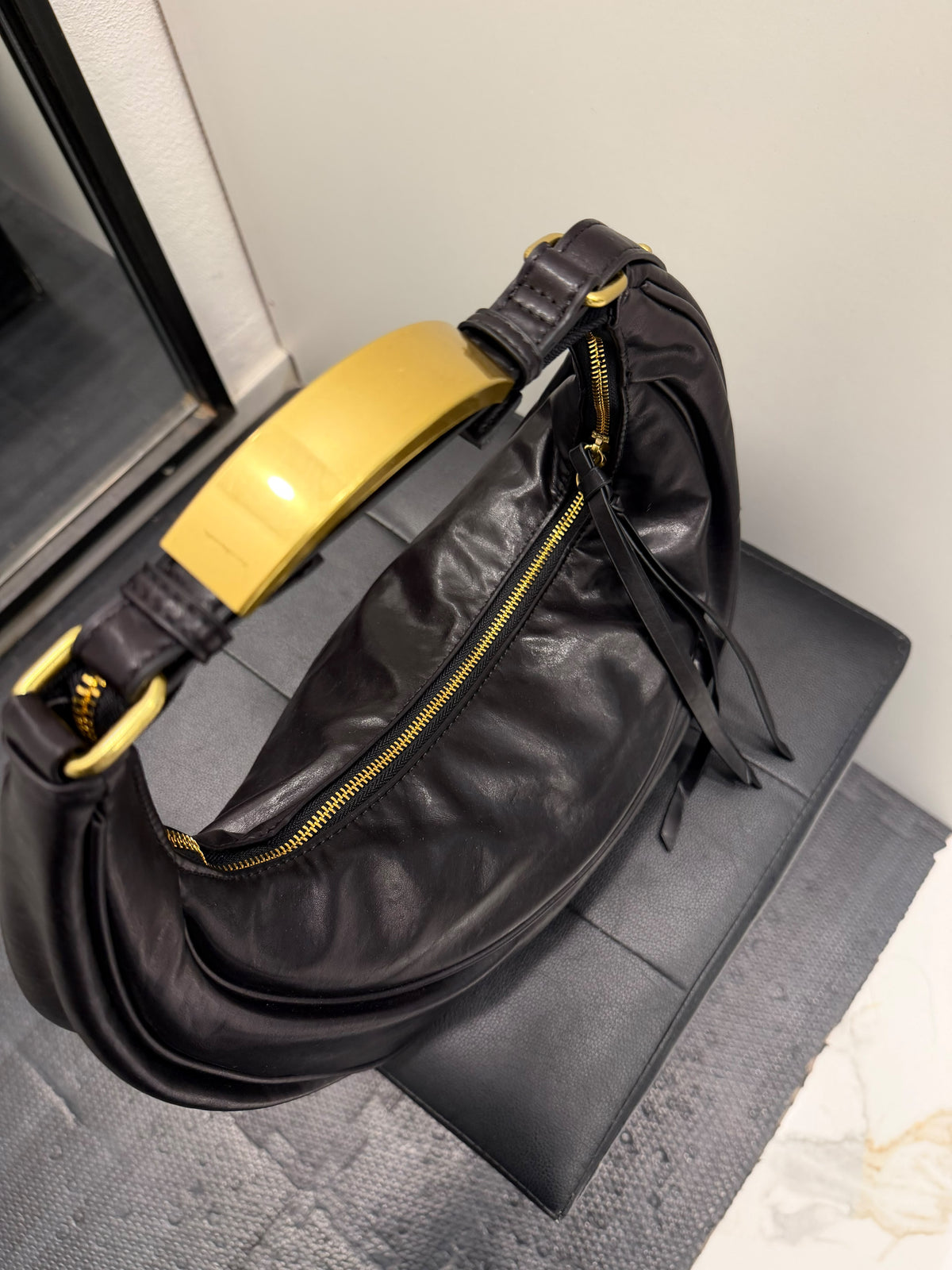 Borsa Regina Schrecker hobo nera a mezzaluna con manico dorato – Borsa donna | Christian Store