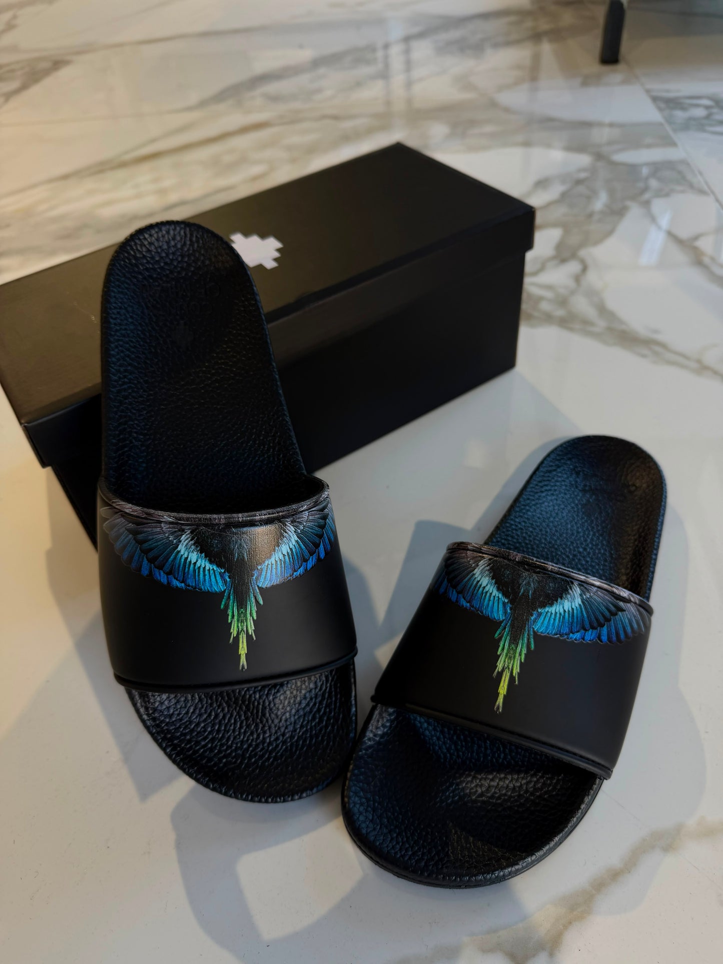 County of Milan by Marcelo Burlon - Sandali uomo con stampa iconica wings | Christian Store