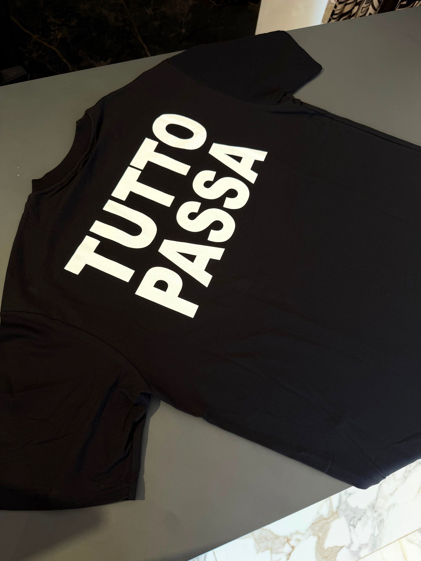 T-shirt con frase virale sul retro - TUTTO PASSA | Christian Store