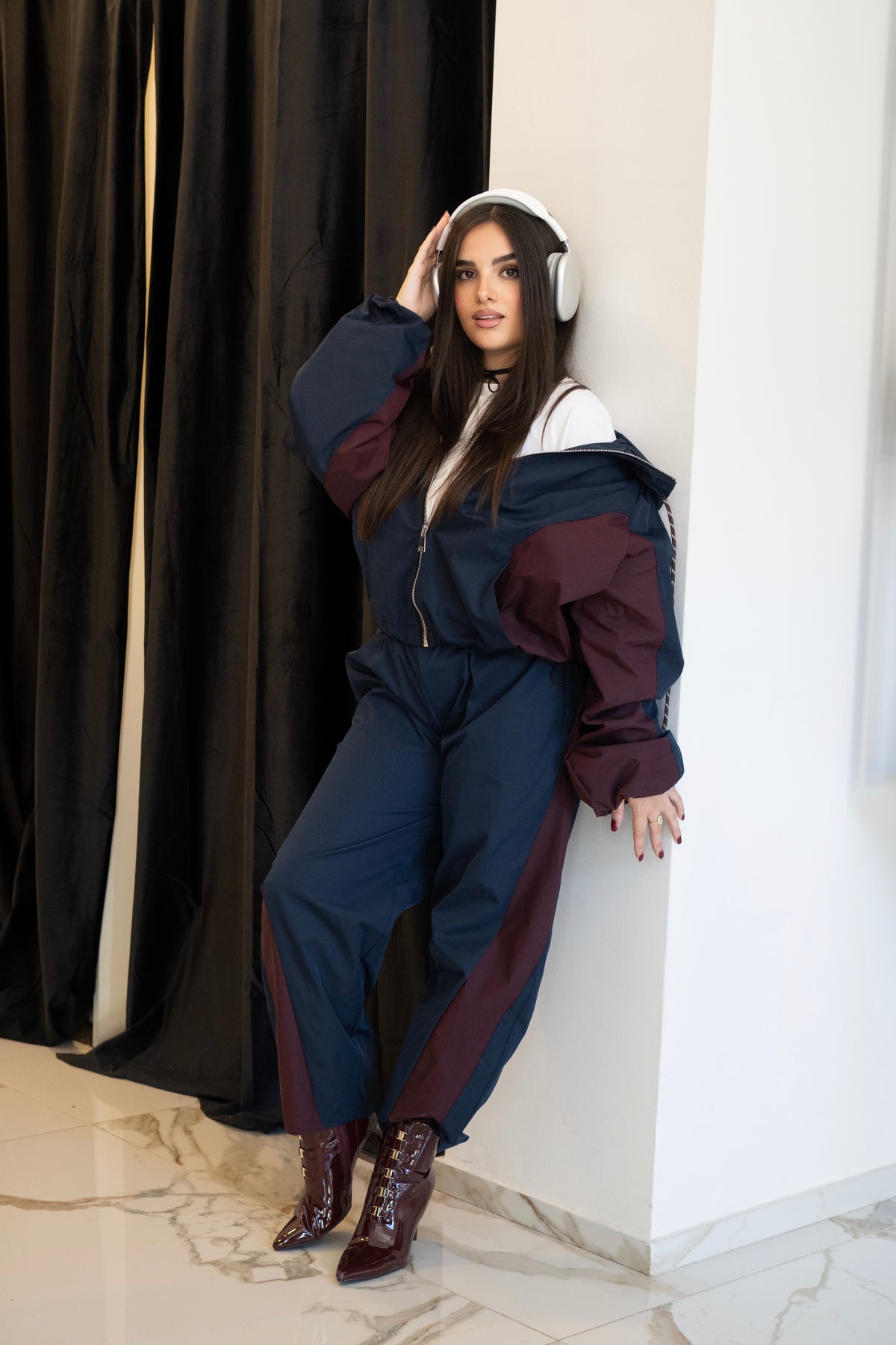 Tuta donna in nylon blu navy e bordeaux: giacca con cappuccio oversize e pantaloni ampi – Coordinato sportivo streetwear | Christian Store