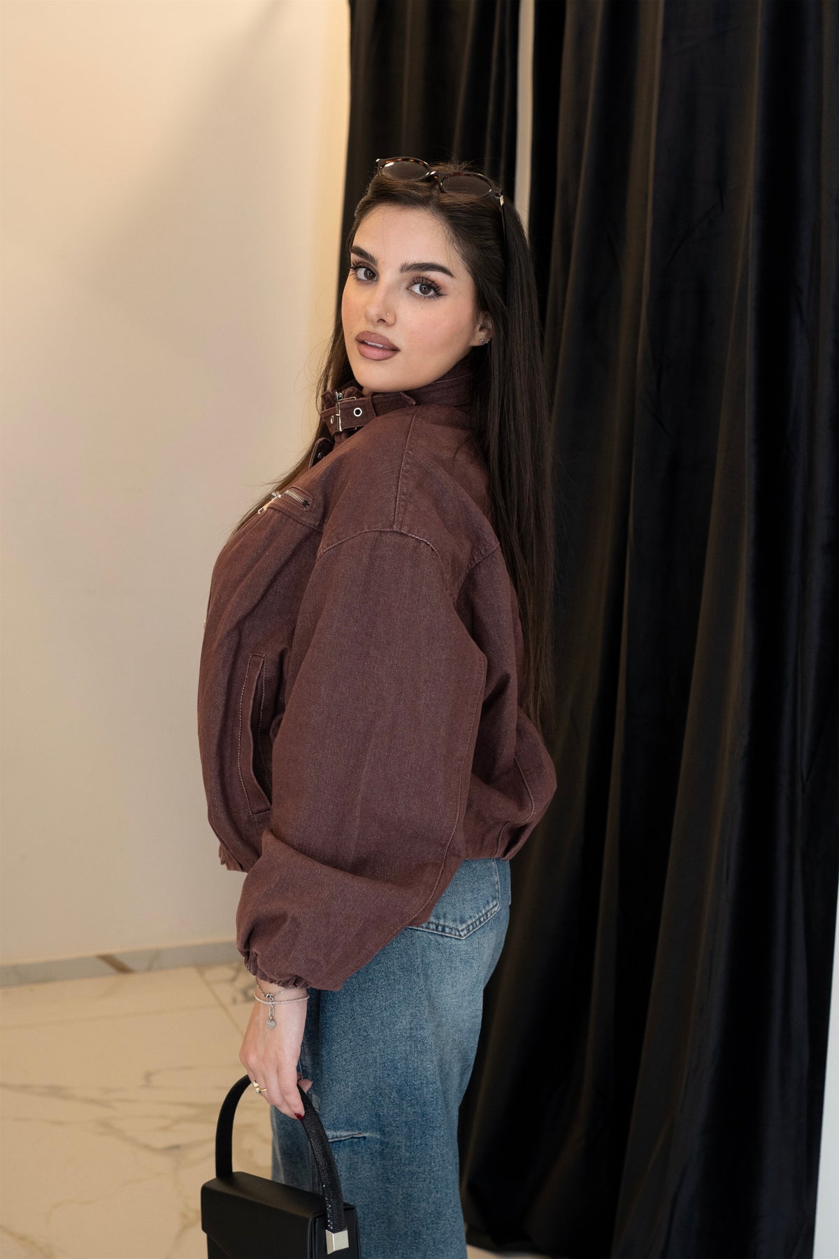 Giubbotto bomber in denim bordeaux donna con colletto alto e cinturino – Giacca jeans oversize | Christian Store