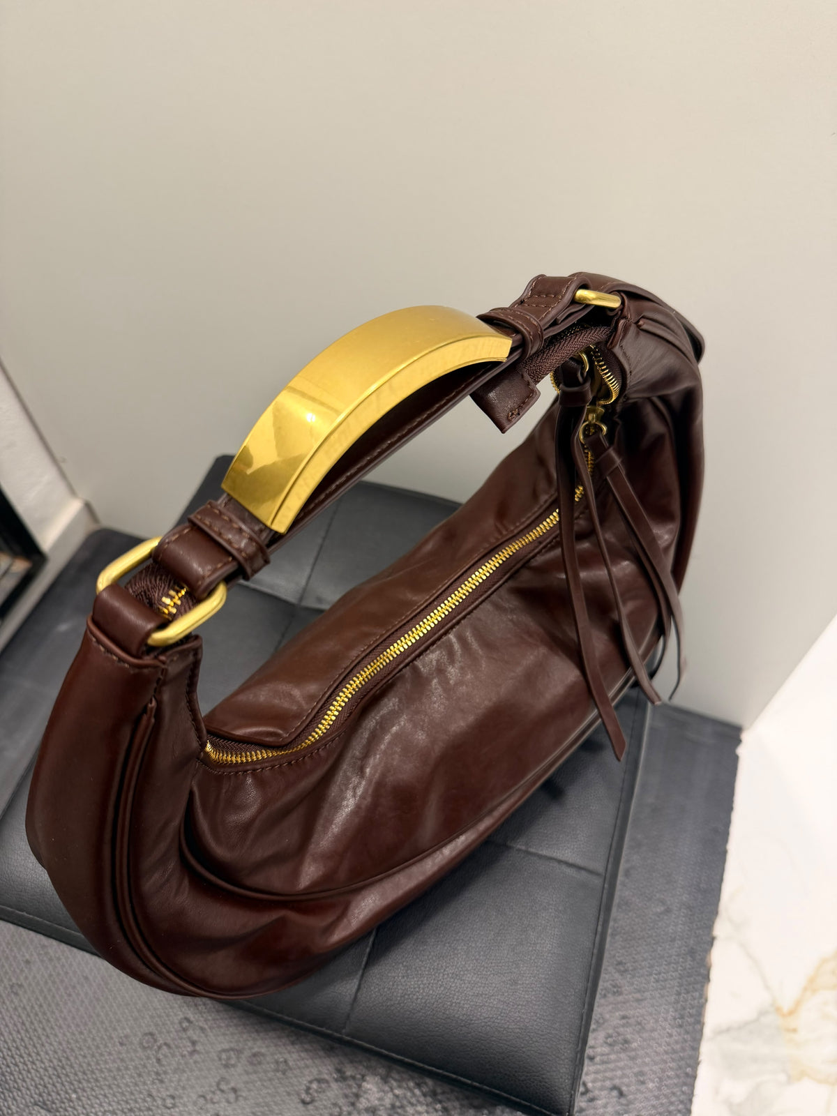 Borsa Regina Schrecker hobo marrone cioccolato a mezzaluna con manico dorato – Borsa donna | Christian Store