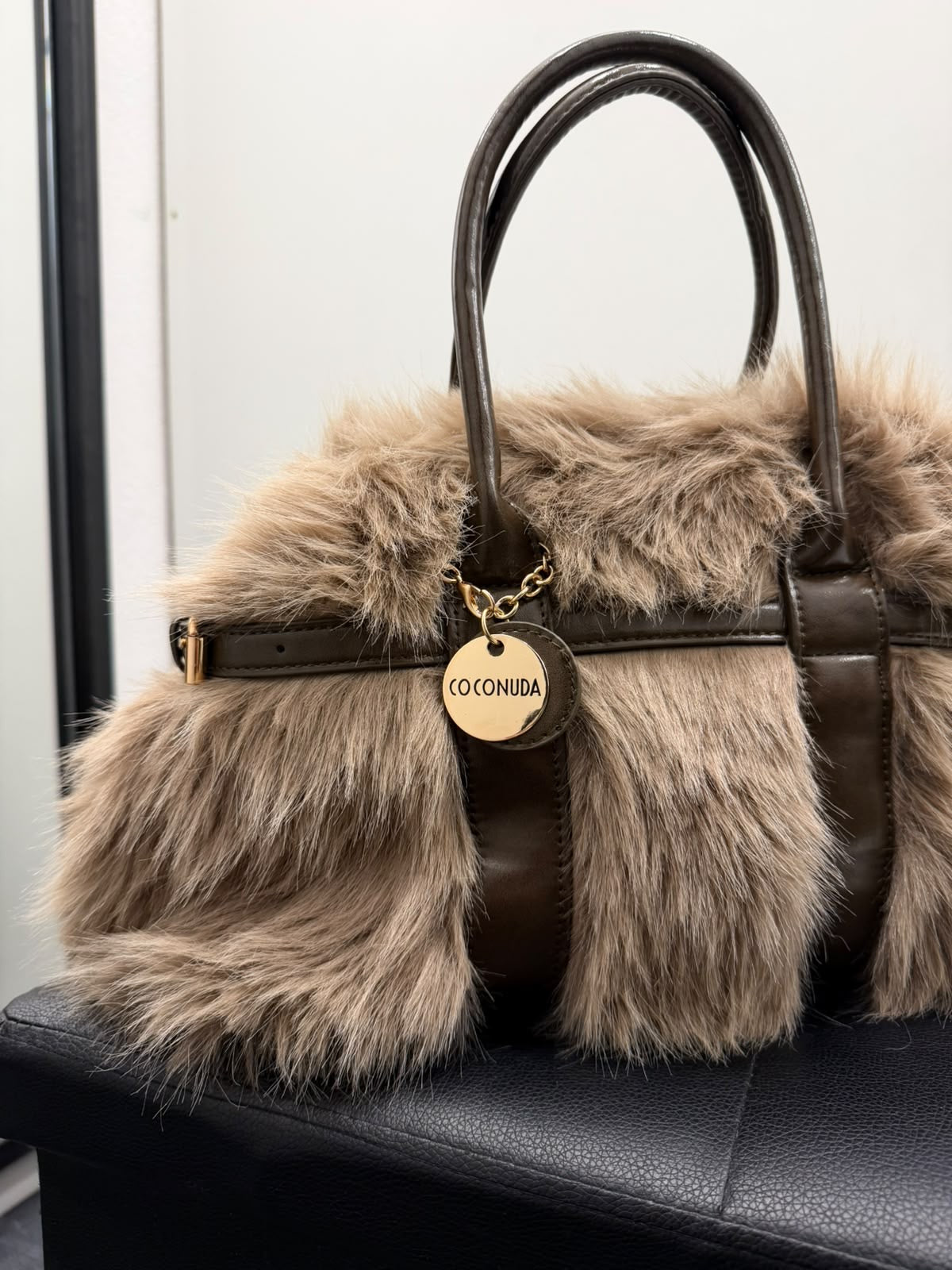 Borsa Coconuda a mano effetto pelliccia beige nocciola – Borsa donna in eco-pelliccia | Christian Store