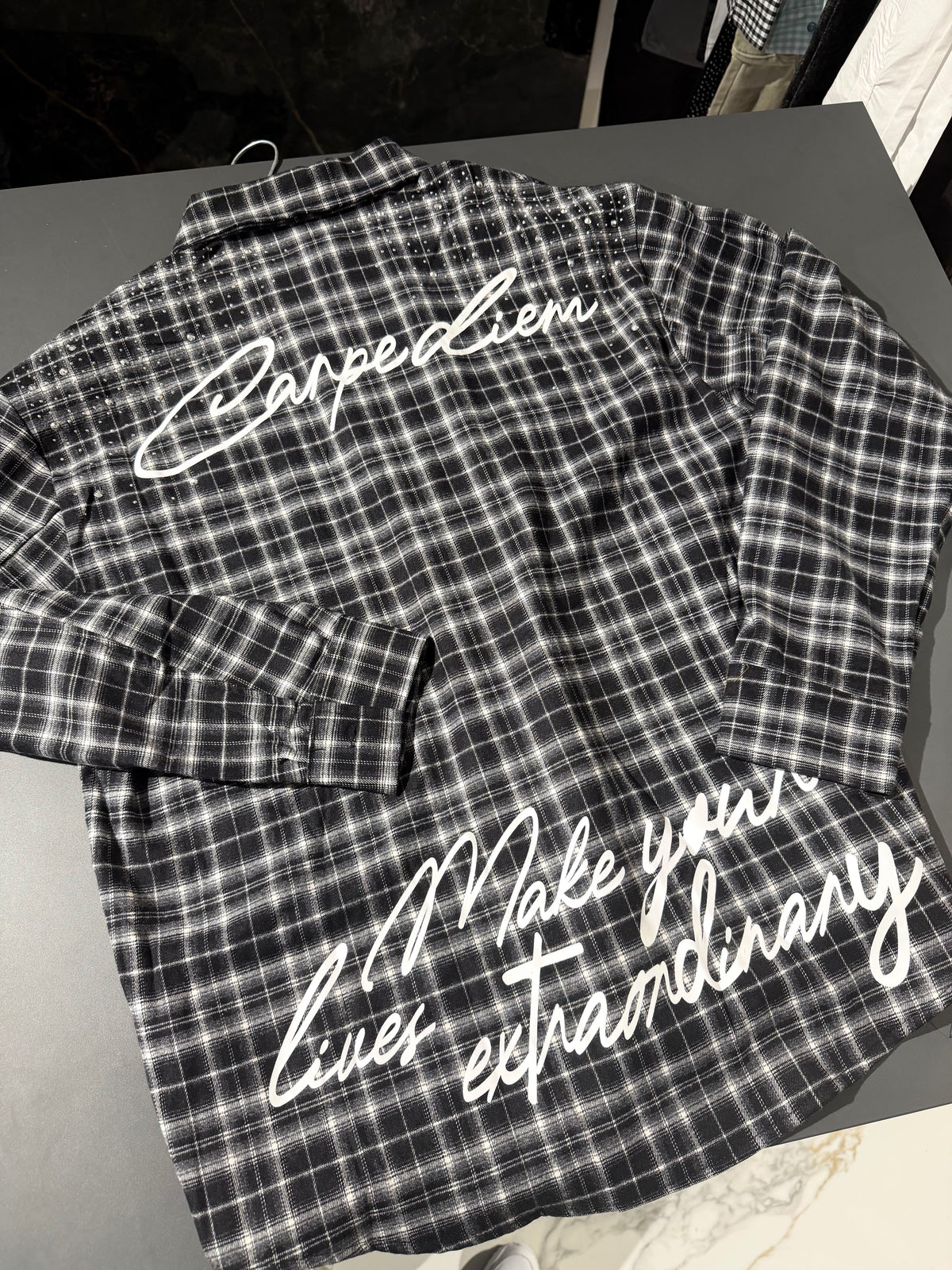 Camicia a quadri bianca e nera con scritta iconica sul retro | Christian Store