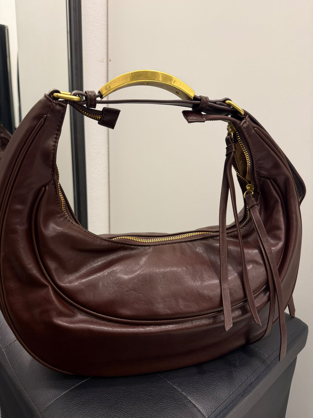 Borsa Regina Schrecker hobo marrone cioccolato a mezzaluna con manico dorato – Borsa donna | Christian Store