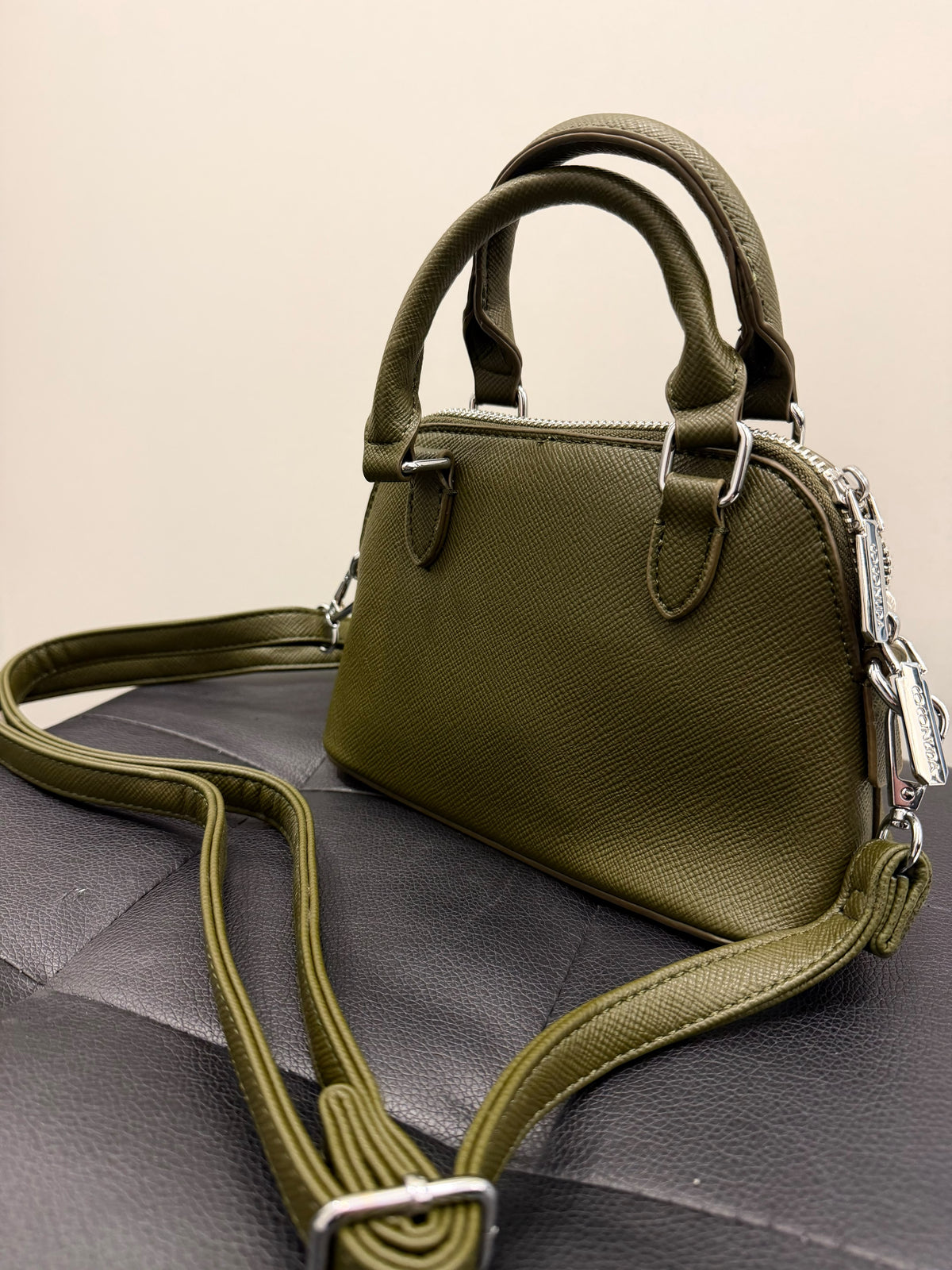 Borsa Coconuda mini bauletto verde oliva con tracolla – Borsa donna effetto saffiano | Christian Store