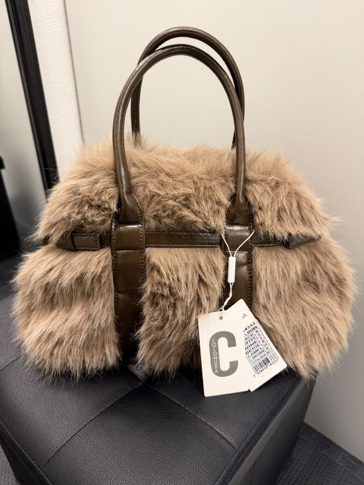 Borsa Coconuda a mano effetto pelliccia beige nocciola – Borsa donna in eco-pelliccia | Christian Store