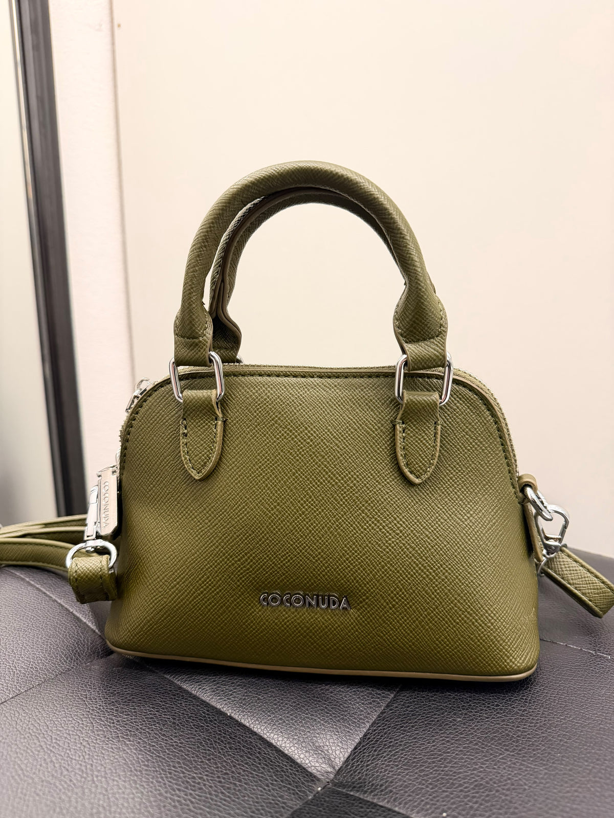 Borsa Coconuda mini bauletto verde oliva con tracolla – Borsa donna effetto saffiano | Christian Store