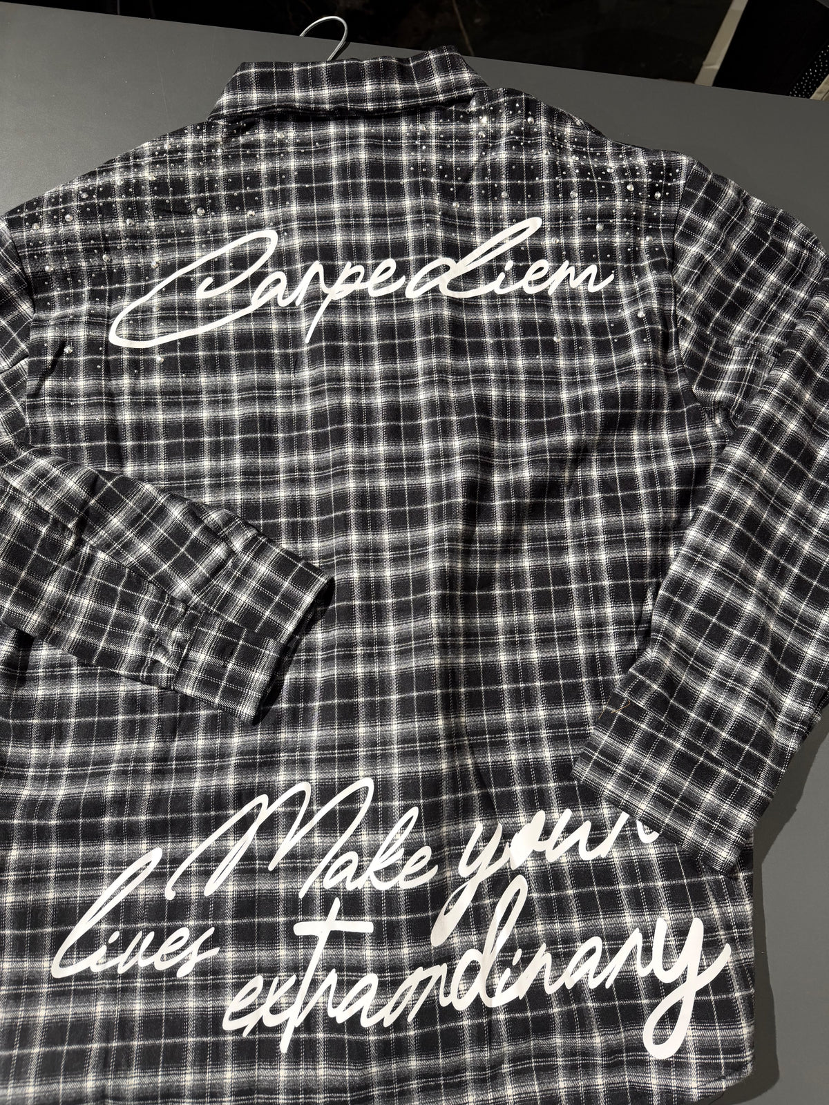 Camicia a quadri bianca e nera con scritta iconica sul retro | Christian Store