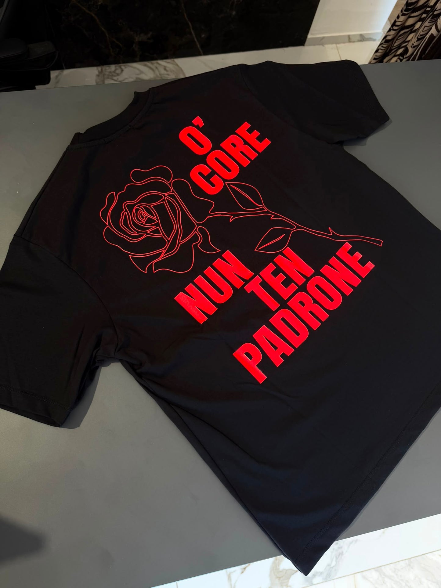 T-shirt con frase virale sul retro - O’ CORE NUN TEN PADRONE | Christian Store