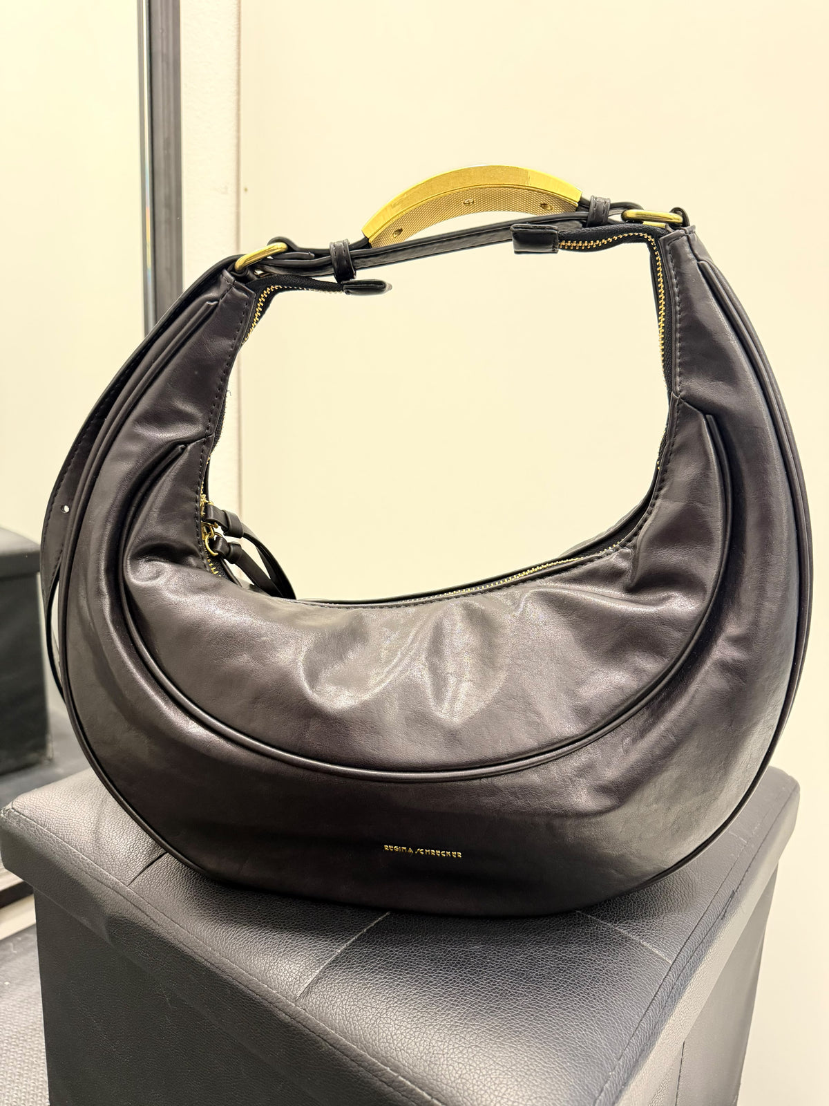 Borsa Regina Schrecker hobo nera a mezzaluna con manico dorato – Borsa donna | Christian Store