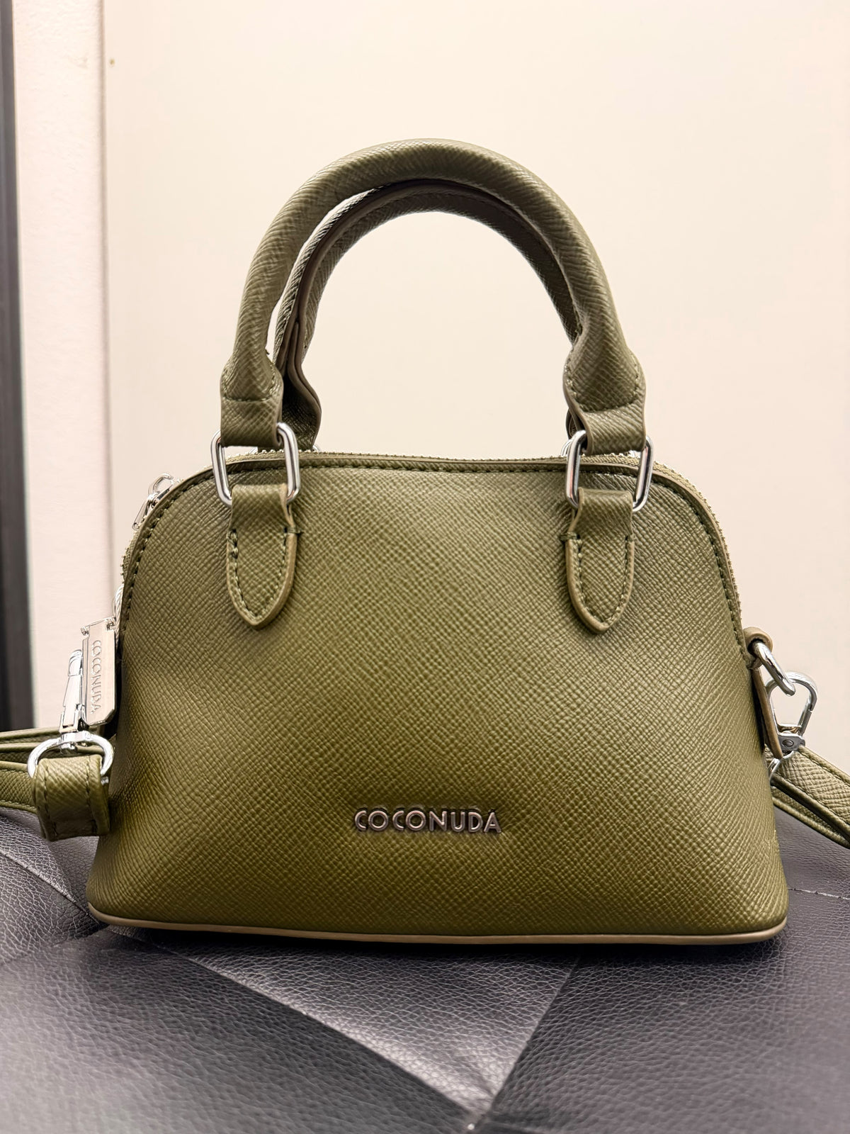 Borsa Coconuda mini bauletto verde oliva con tracolla – Borsa donna effetto saffiano | Christian Store