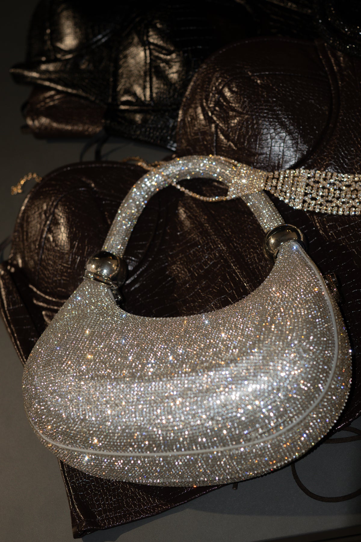 Borsa gioiello donna a mezzaluna con strass argento e manico rigido – Borsa elegante da sera | Christian Store