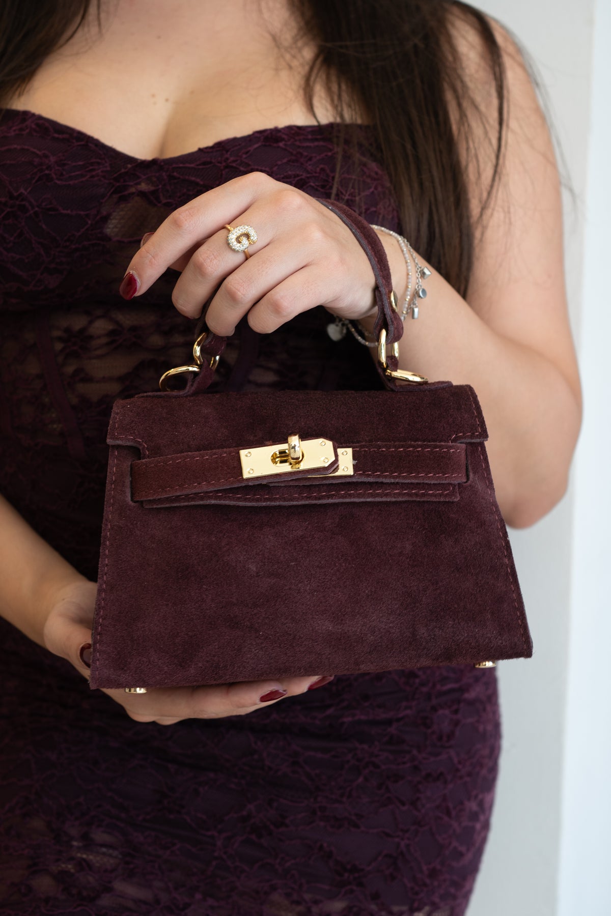 Mini borsa a mano donna in camoscio bordeaux con chiusura girevole dorata – Borsa elegante da sera | Christian Store