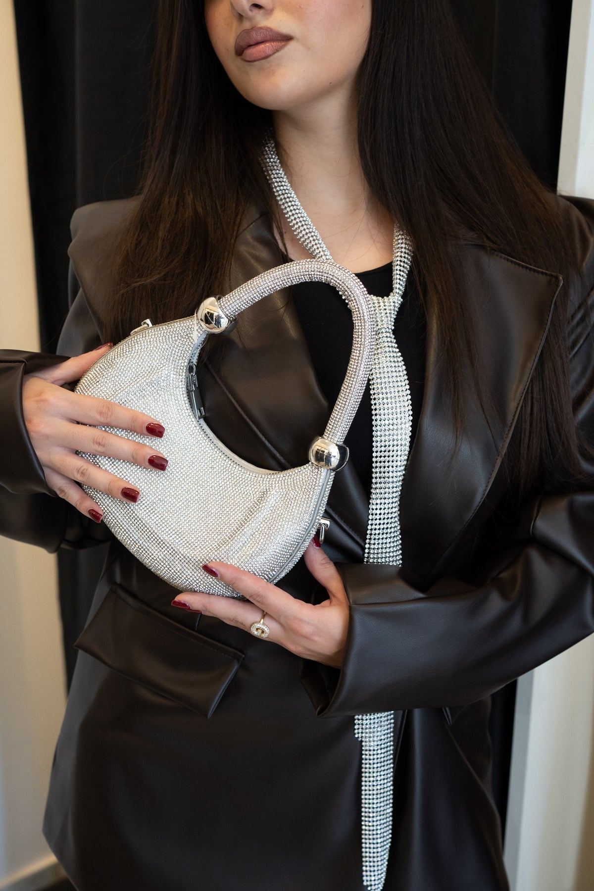 Borsa gioiello donna a mezzaluna con strass argento e manico rigido – Borsa elegante da sera | Christian Store