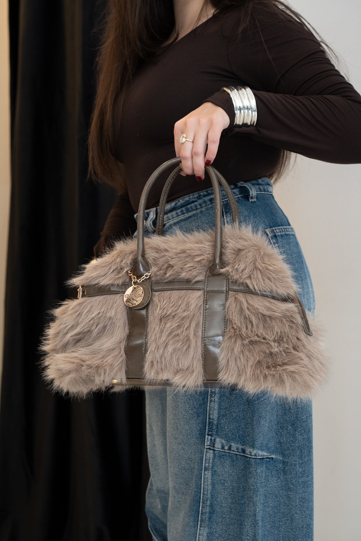 Borsa Coconuda a mano effetto pelliccia beige nocciola – Borsa donna in eco-pelliccia | Christian Store