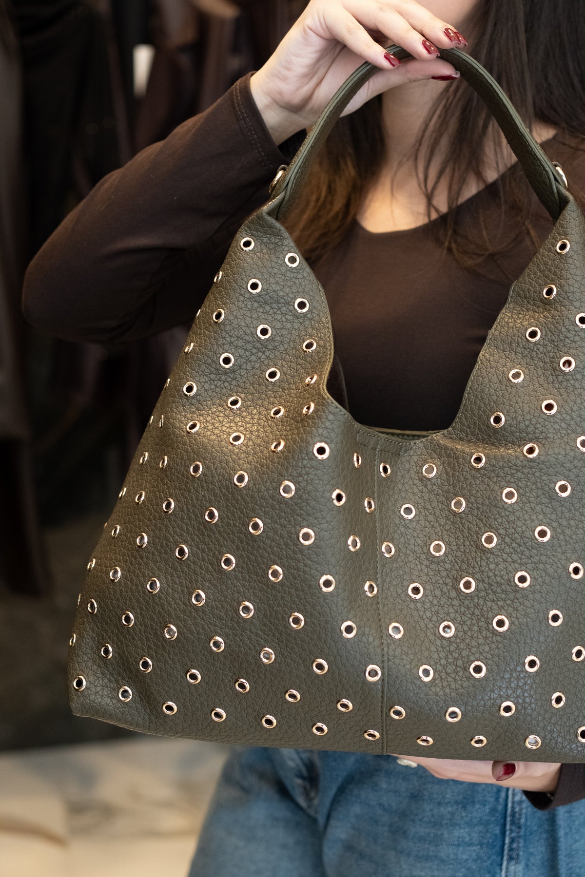 Borsa hobo donna verde oliva con occhielli dorati – Borsa a spalla morbida effetto martellato | Christian Store