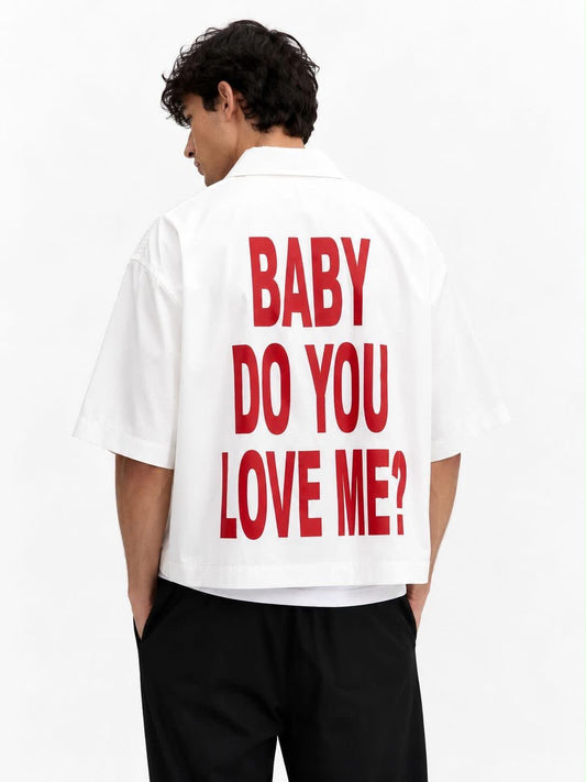 Camicia a maniche corte con frase virale sul retro - Baby do you love me? | Christian Store