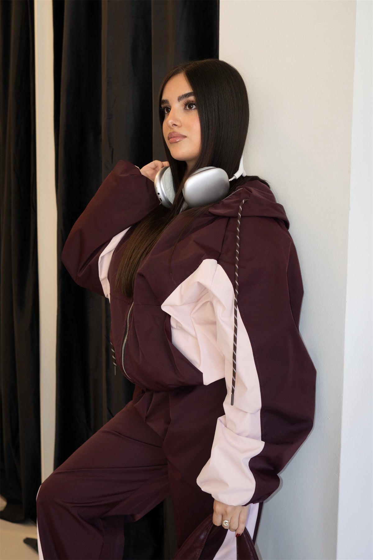 Tuta donna in nylon bordeaux e rosa cipria: giacca con cappuccio oversize e pantaloni ampi – Coordinato sportivo streetwear | Christian Store