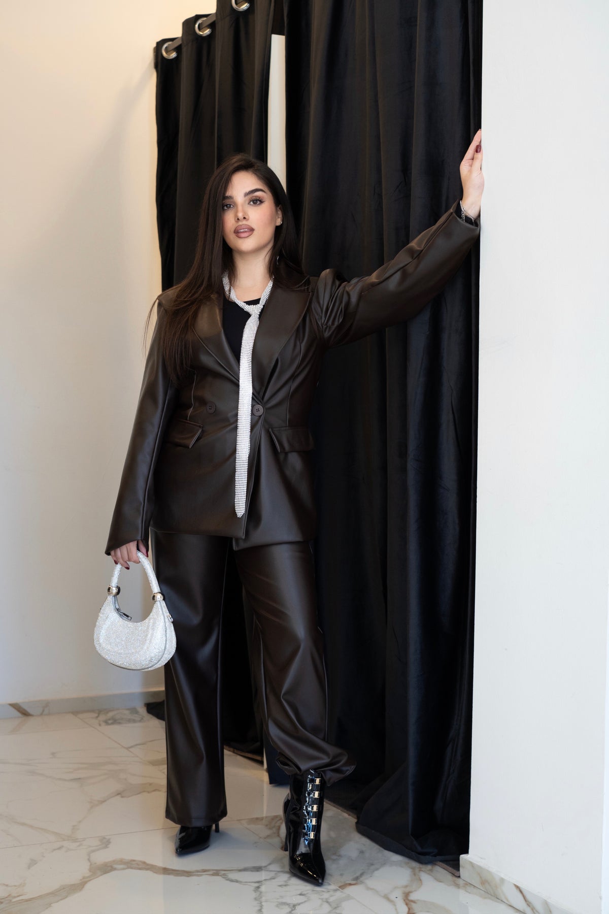 Completo donna in ecopelle marrone scuro: blazer doppiopetto oversize e pantaloni a palazzo – Coordinato elegante | Christian Store