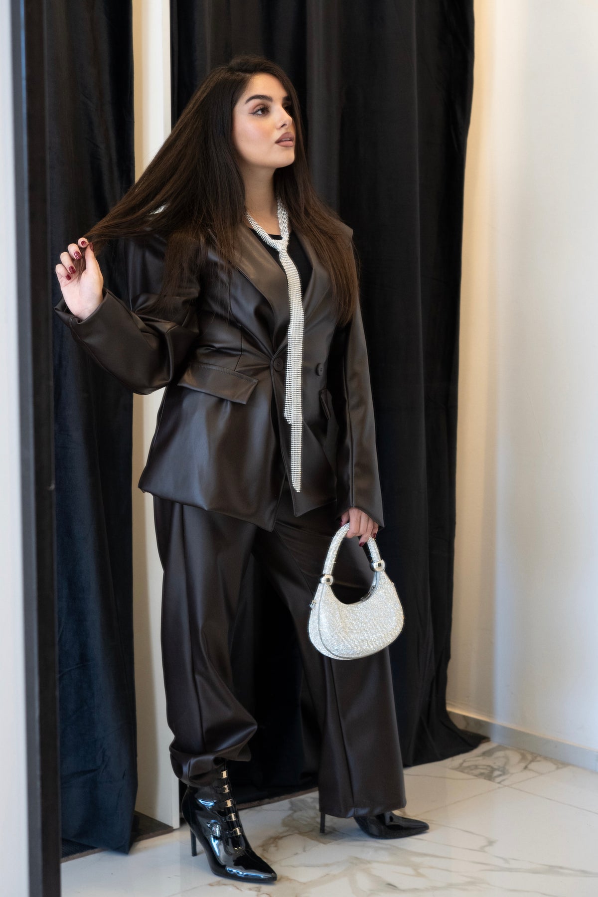 Completo donna in ecopelle marrone scuro: blazer doppiopetto oversize e pantaloni a palazzo – Coordinato elegante | Christian Store