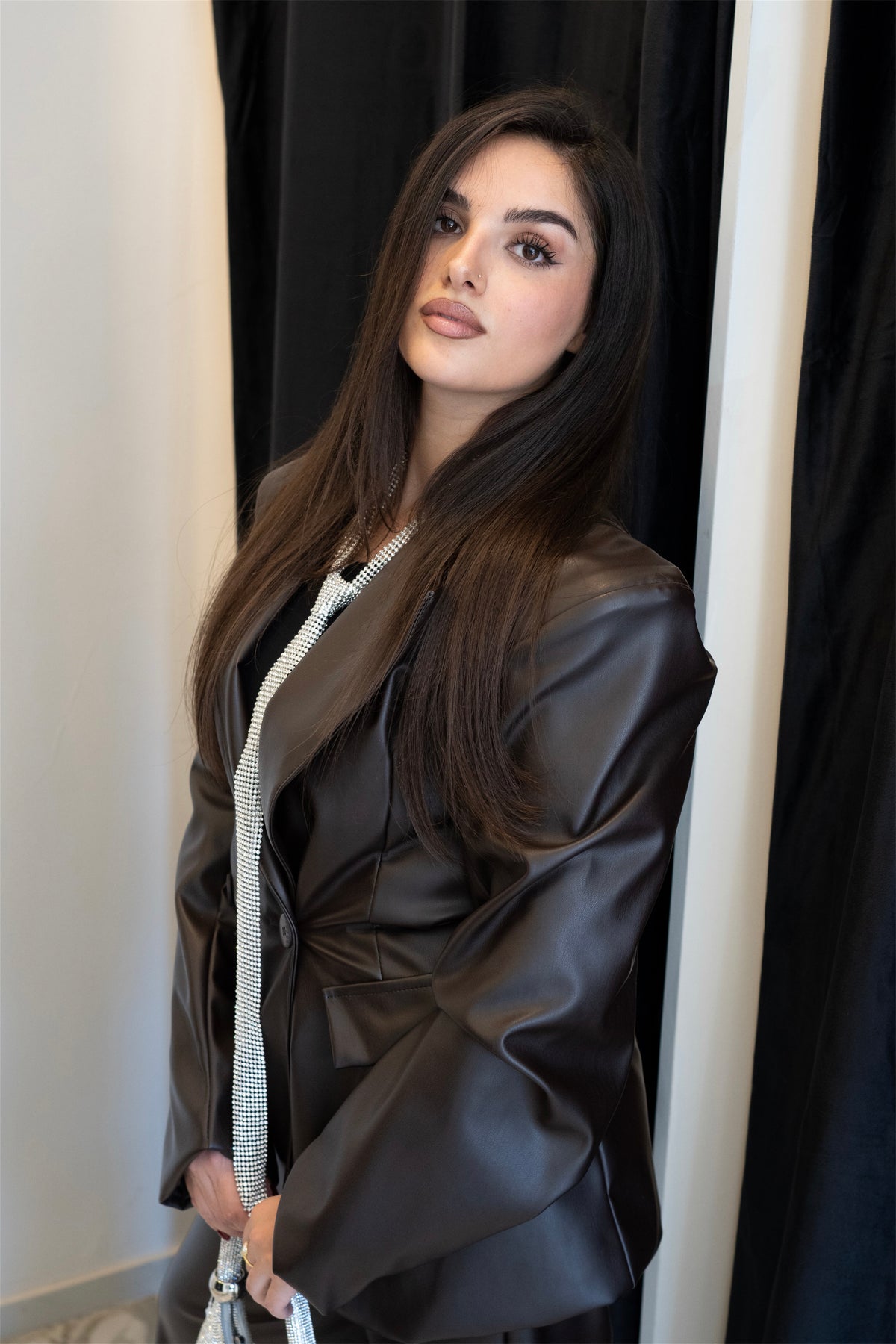 Completo donna in ecopelle marrone scuro: blazer doppiopetto oversize e pantaloni a palazzo – Coordinato elegante | Christian Store