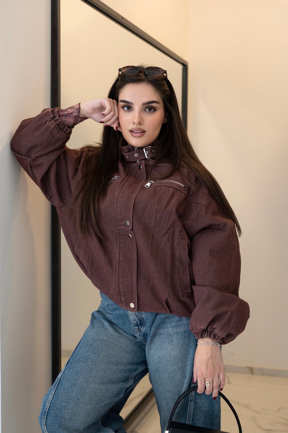 Giubbotto bomber in denim bordeaux donna con colletto alto e cinturino – Giacca jeans oversize | Christian Store