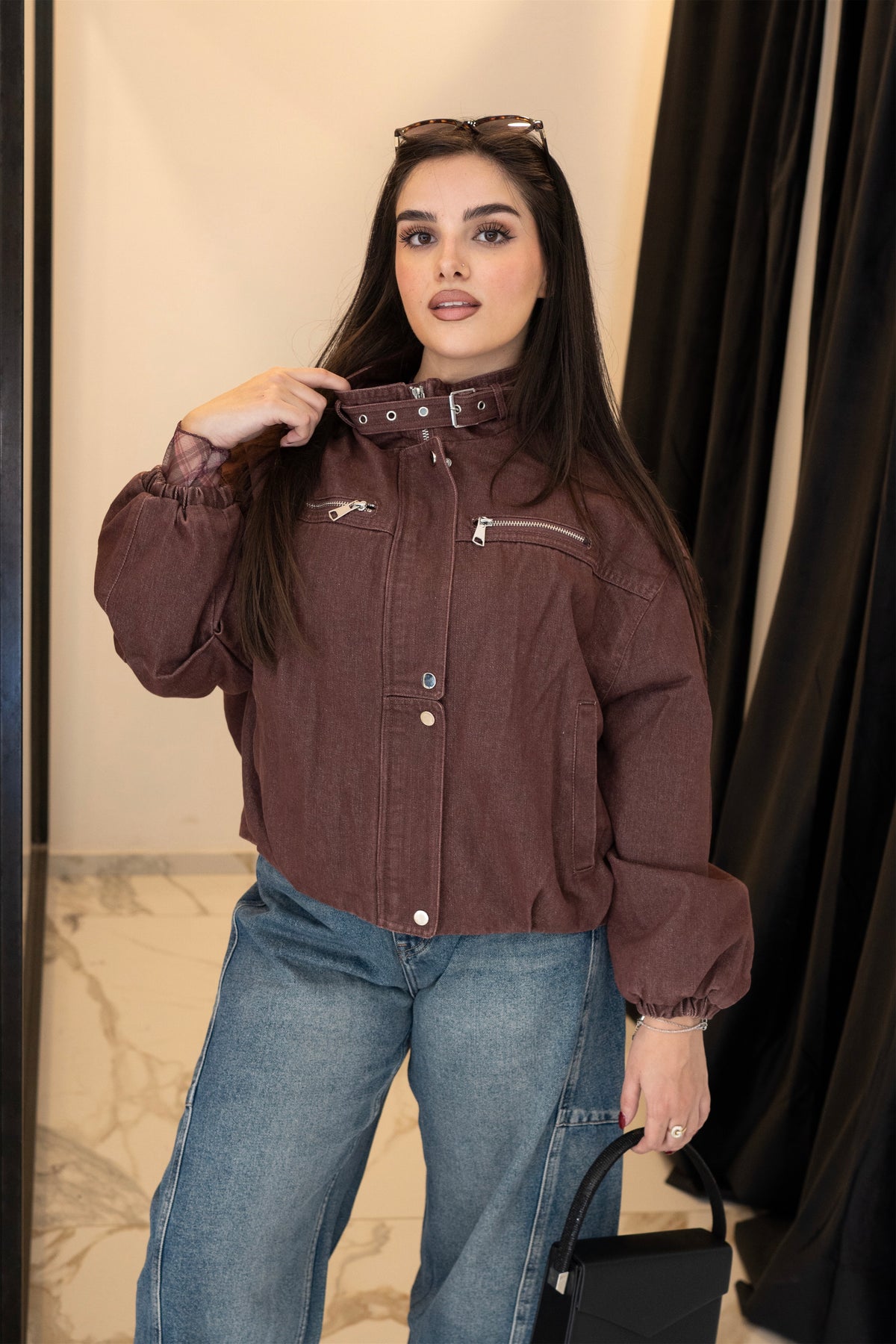 Giubbotto bomber in denim bordeaux donna con colletto alto e cinturino – Giacca jeans oversize | Christian Store