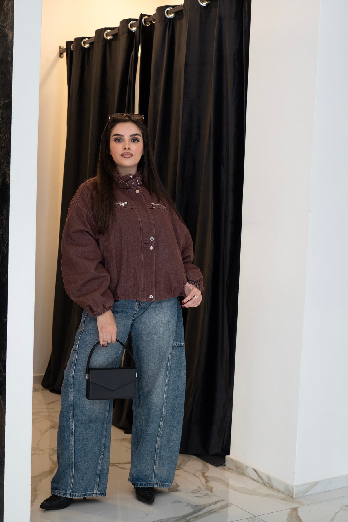 Giubbotto bomber in denim bordeaux donna con colletto alto e cinturino – Giacca jeans oversize | Christian Store