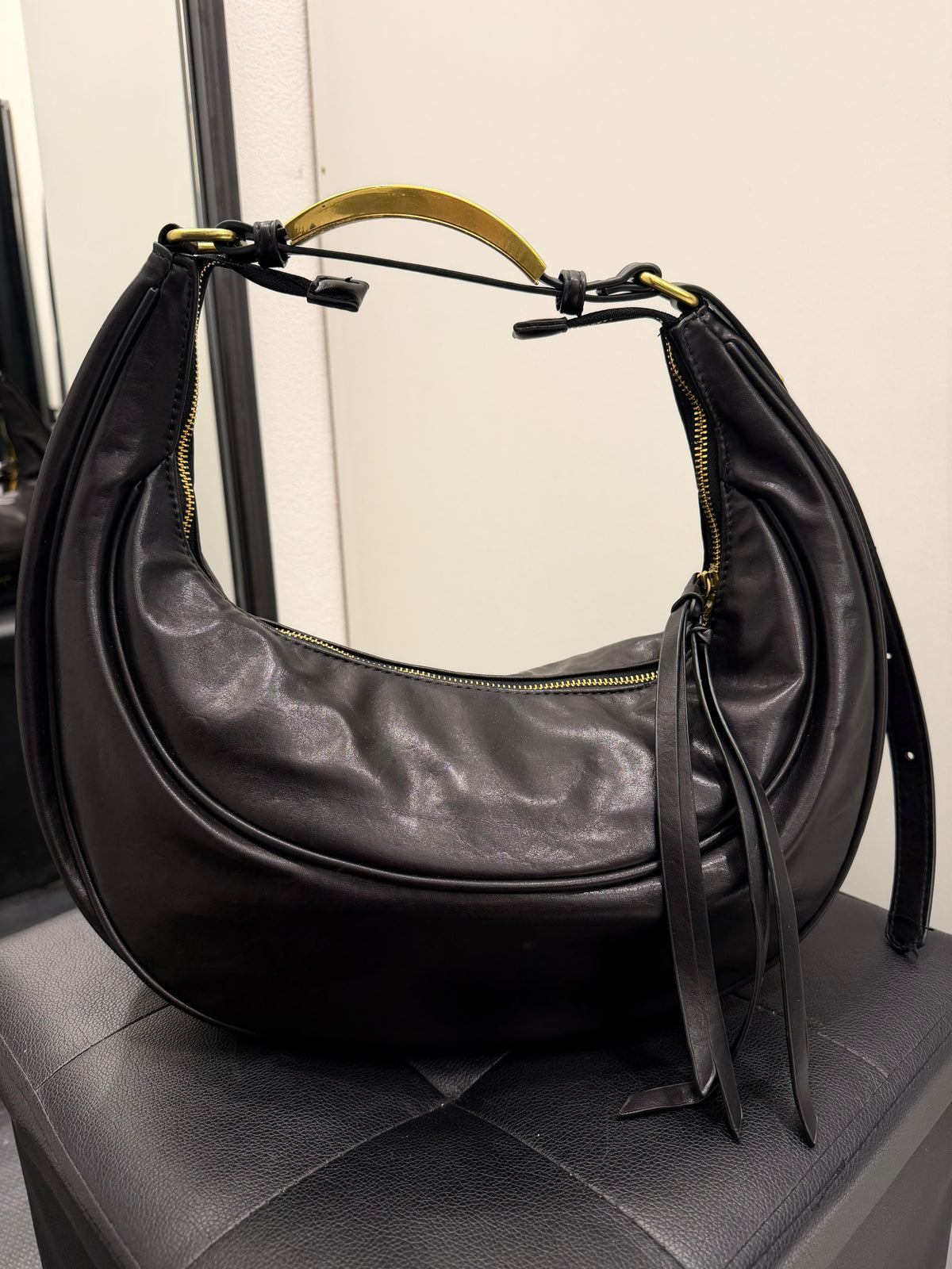 Borsa Regina Schrecker hobo nera a mezzaluna con manico dorato – Borsa donna | Christian Store