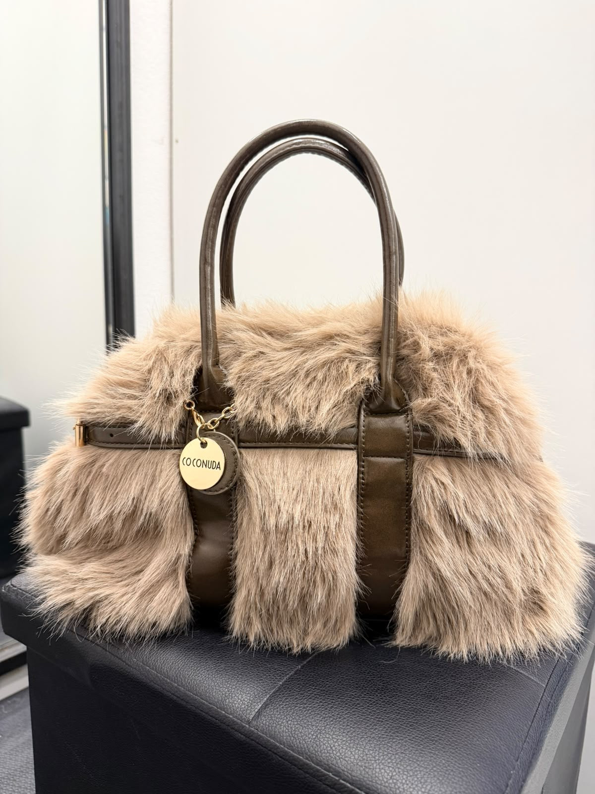 Borsa Coconuda a mano effetto pelliccia beige nocciola – Borsa donna in eco-pelliccia | Christian Store