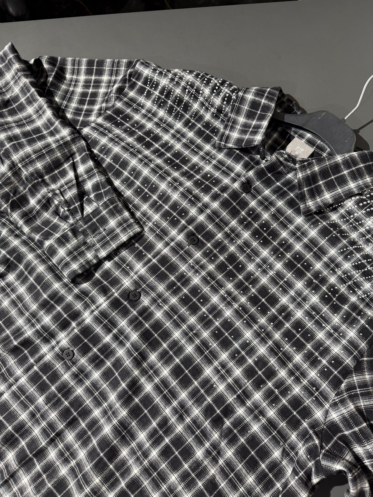 Camicia a quadri bianca e nera con scritta iconica sul retro | Christian Store
