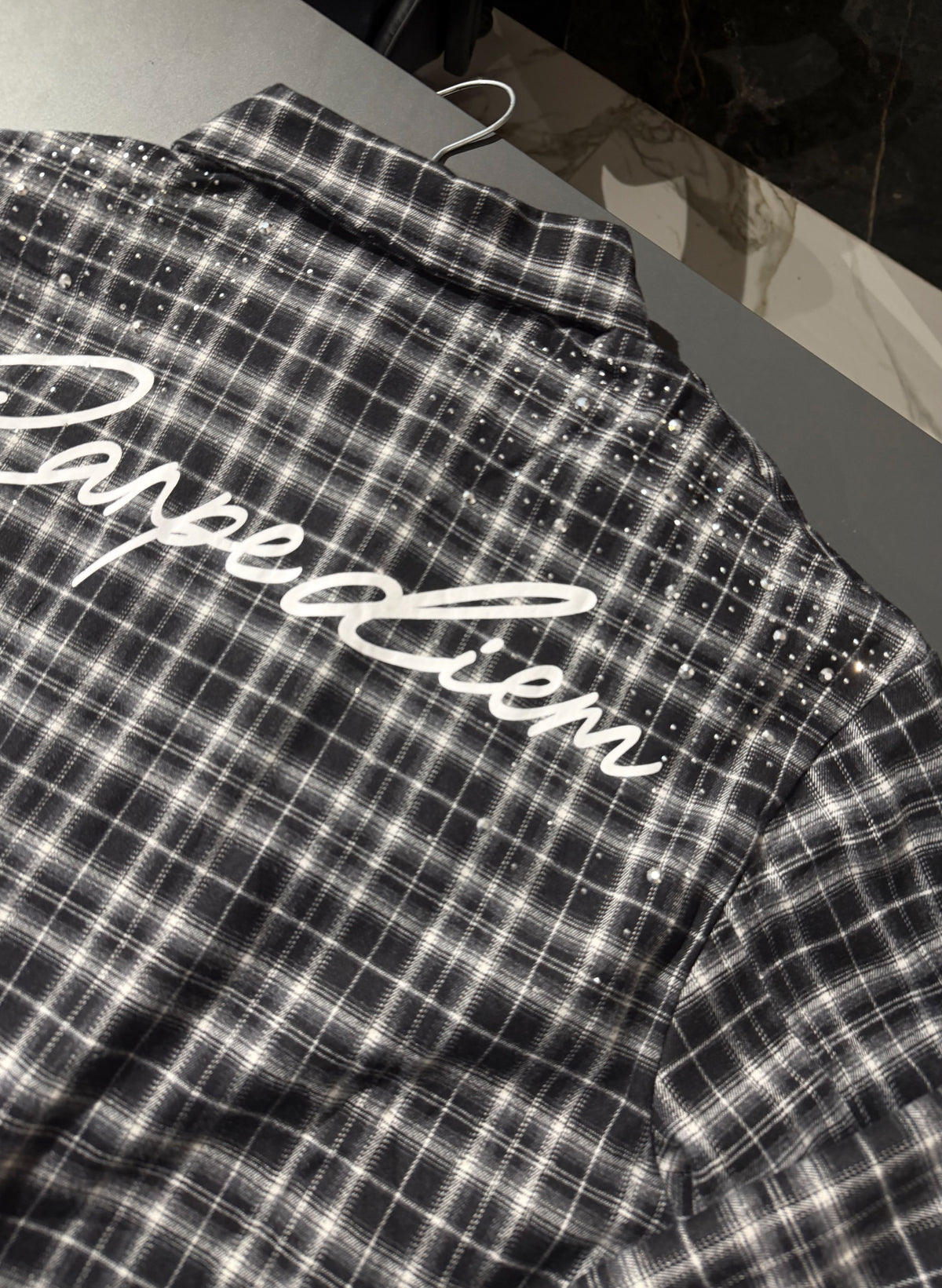 Camicia a quadri bianca e nera con scritta iconica sul retro | Christian Store